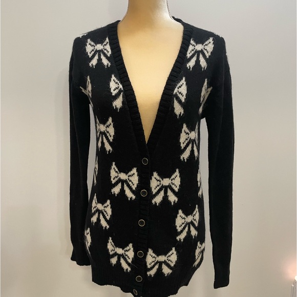 Forever 21 Bow Sweater - Picture 4 of 5